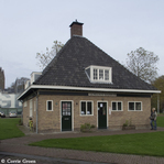 Voorgevel.
              <br/>
              Corrie Groen-Pickhard, 2015-11-08